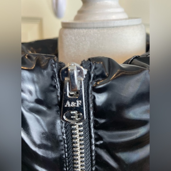 A & F Ultra cropped puffer shiny black - Picture 4 of 14